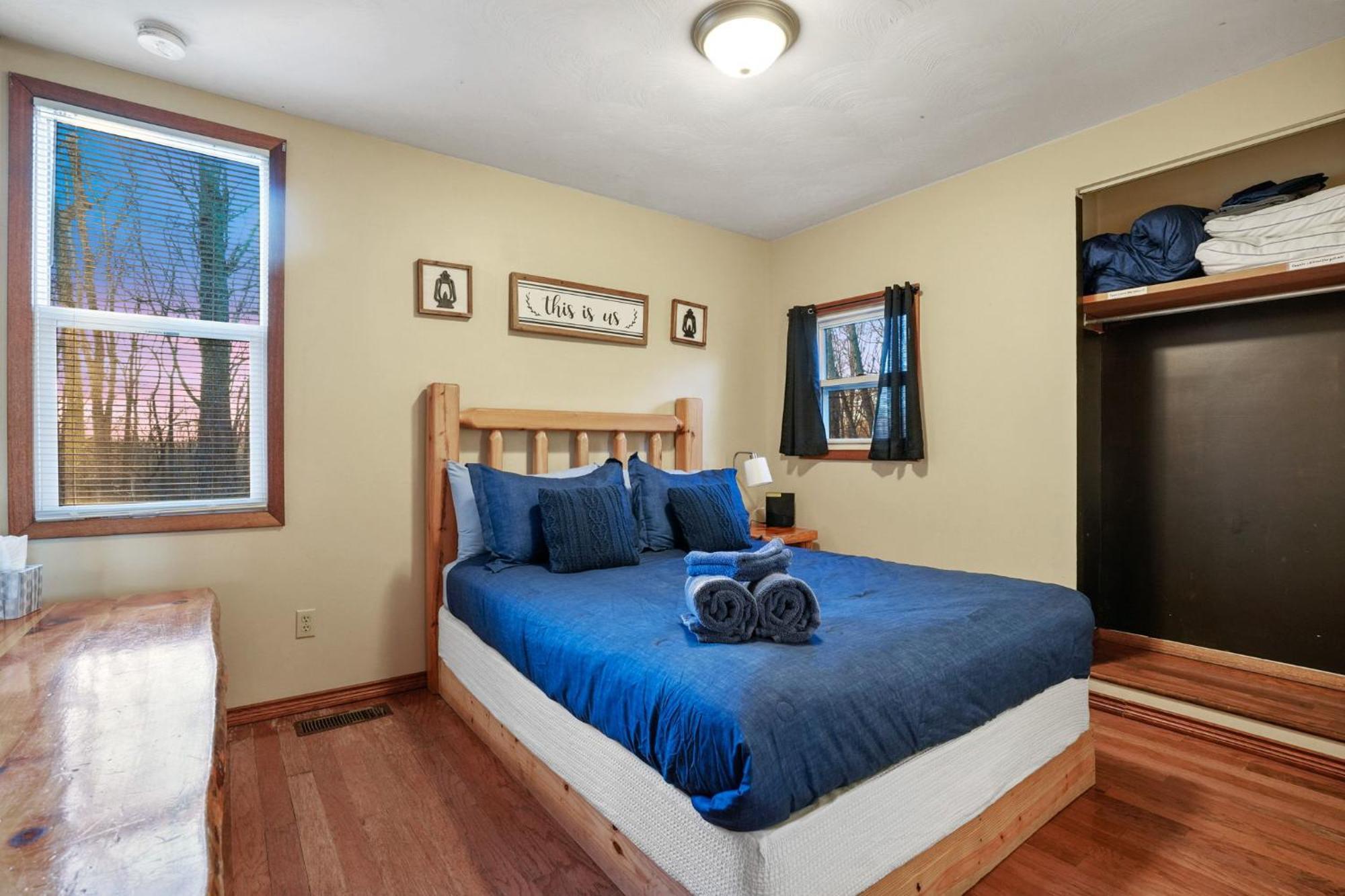 Hot Tub, Fireplace, Fire Pit, Pool Table, Grill, Ev, Pets, Hoa